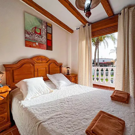Cozy Townhouse With A Garden