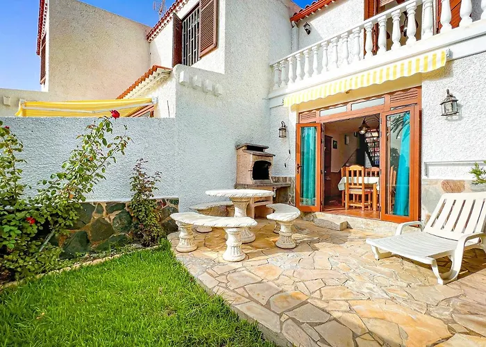 Cozy Townhouse With A Garden Apartman