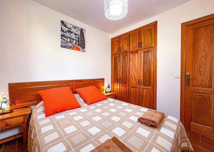 Cozy Townhouse With A Garden *