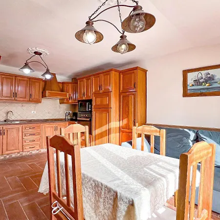 Cozy Townhouse With A Garden شقة