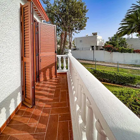 Cozy Townhouse With A Garden شقة